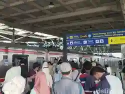 KRL Menjadi Pilihan Utama Warga sebagai Angkutan menuju Tempat Wisata selama Libur Lebaran